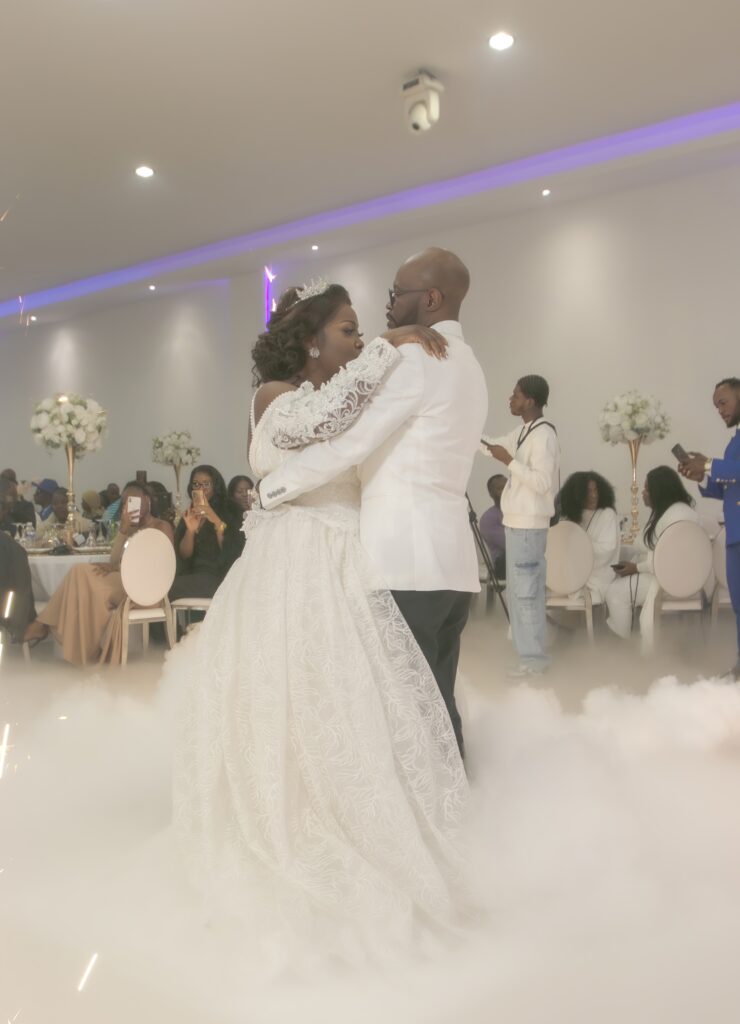 Mariage élégant : première danse des mariés dans la fumée Première danse romantique des mariés dans un nuage de fumée lors d'une élégante réception de mariage.